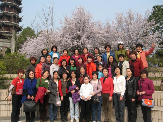 2010年3月13日，所组织女职工赴安康参观考察，共庆百年“三八”。