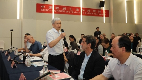 2023年6月12日，中国-欧洲土壤保持研讨会在杨凌召开，刘宝元教授主持研讨会开幕式