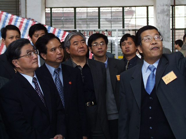2000年4月26日，原中共中央政治局常委、国务院副总理黄菊（时任中共中央政治局委员、上海市委书记）来所视察。